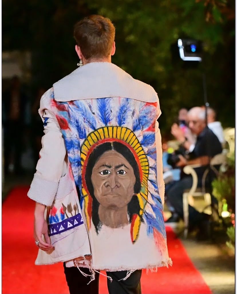 Abrigo pintado a mano con el retrato de una mujer hopi, presentado en pasarela