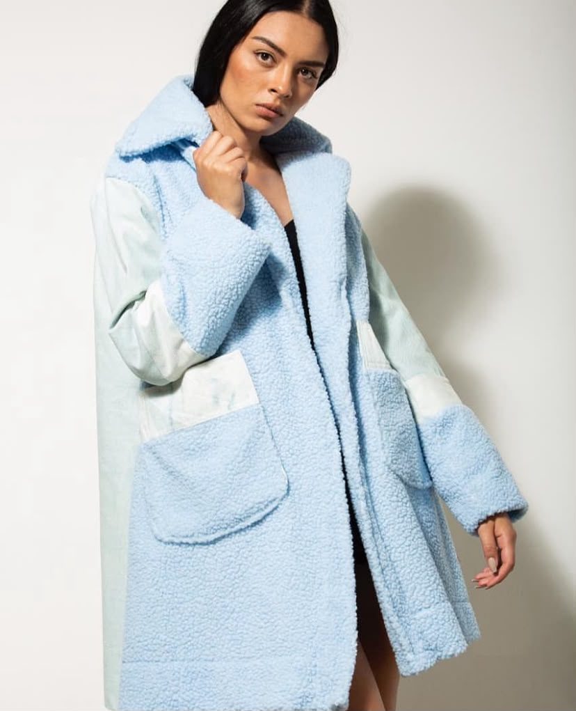 Abrigo azul cielo en teddy con bolsillos