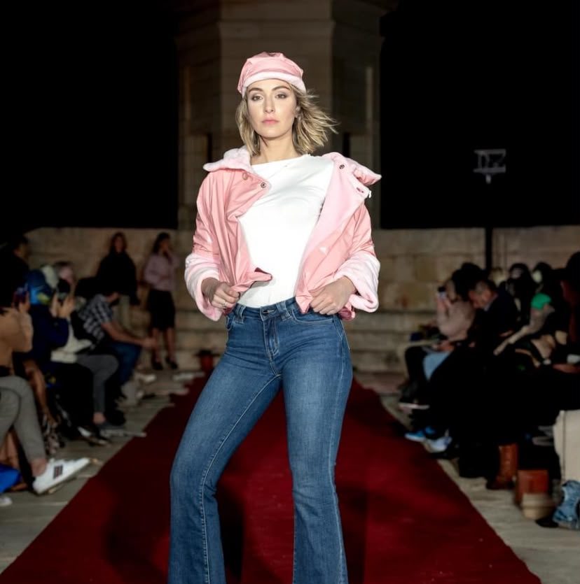 Chaqueta rosa con gorro a juego en pasarela